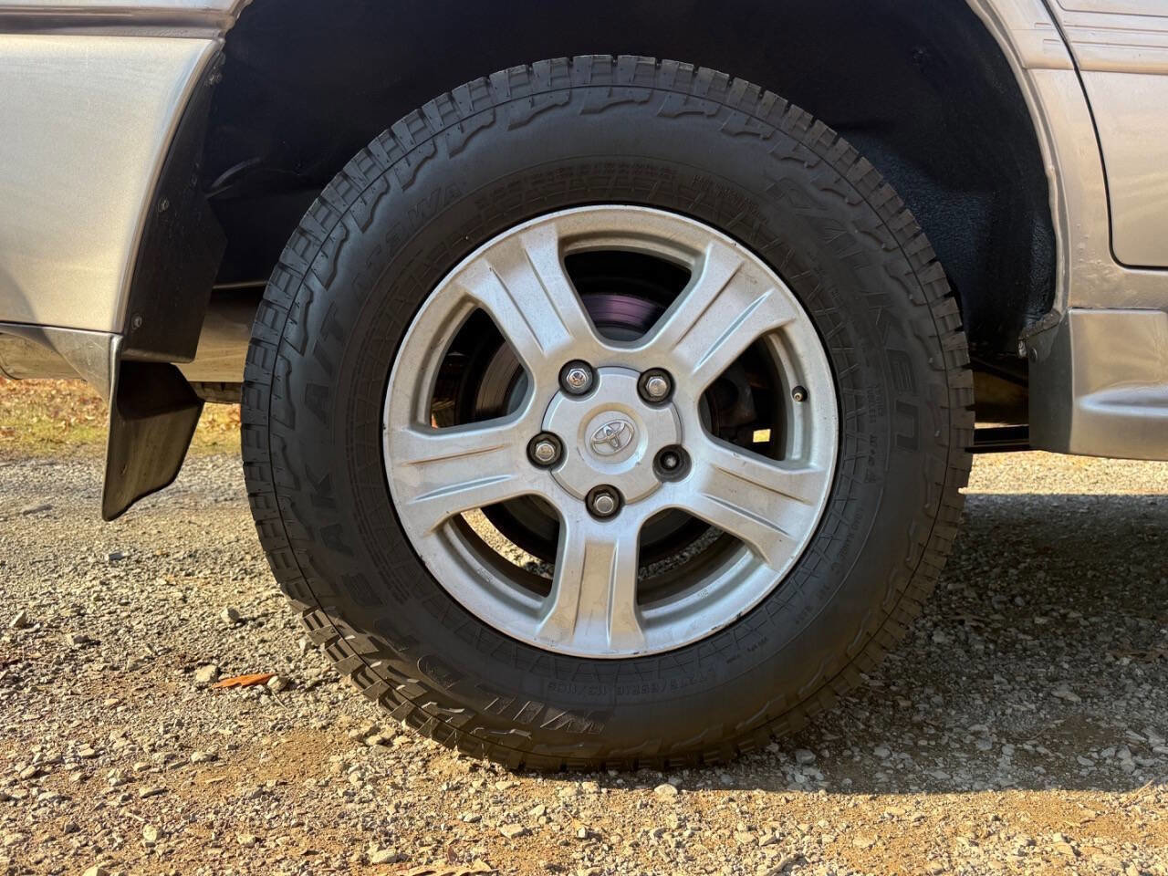 Used 2000 Toyota Land Cruiser Base AWD 4dr SUV image 39