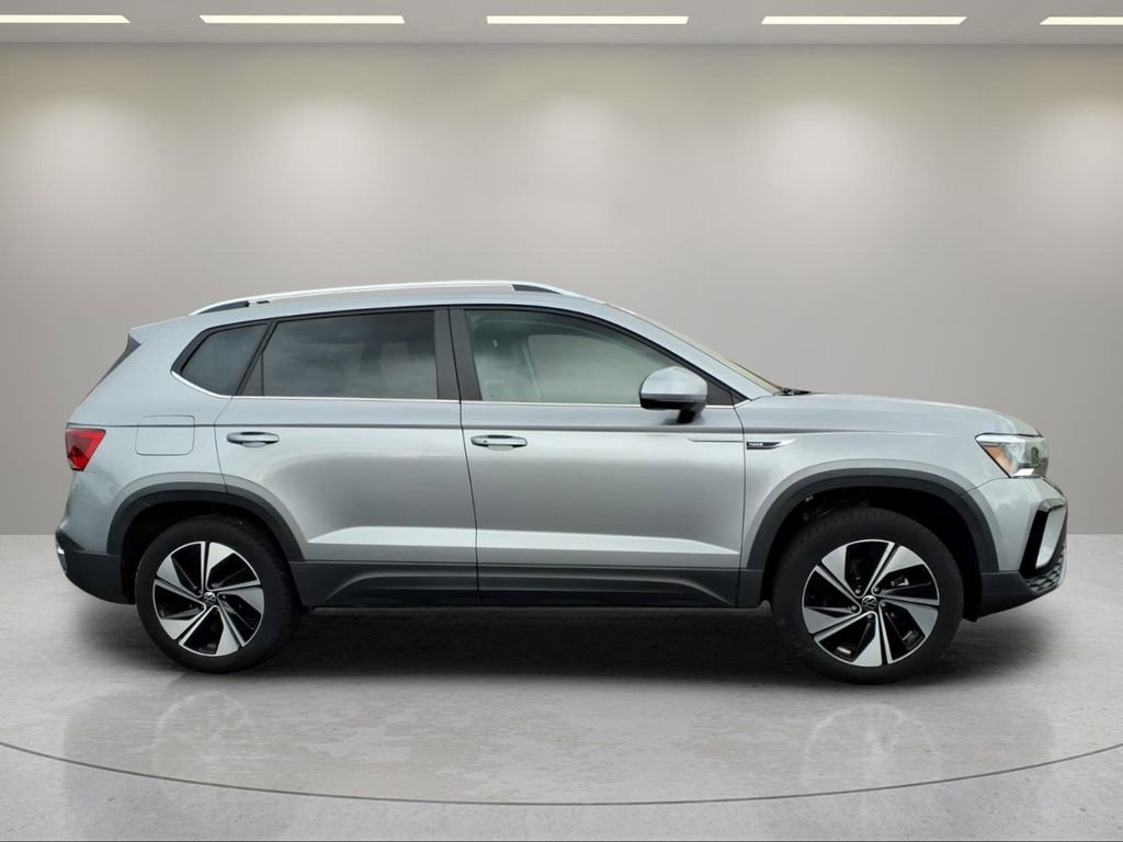 Used 2023 Volkswagen Taos SE AWD/4WD image 2