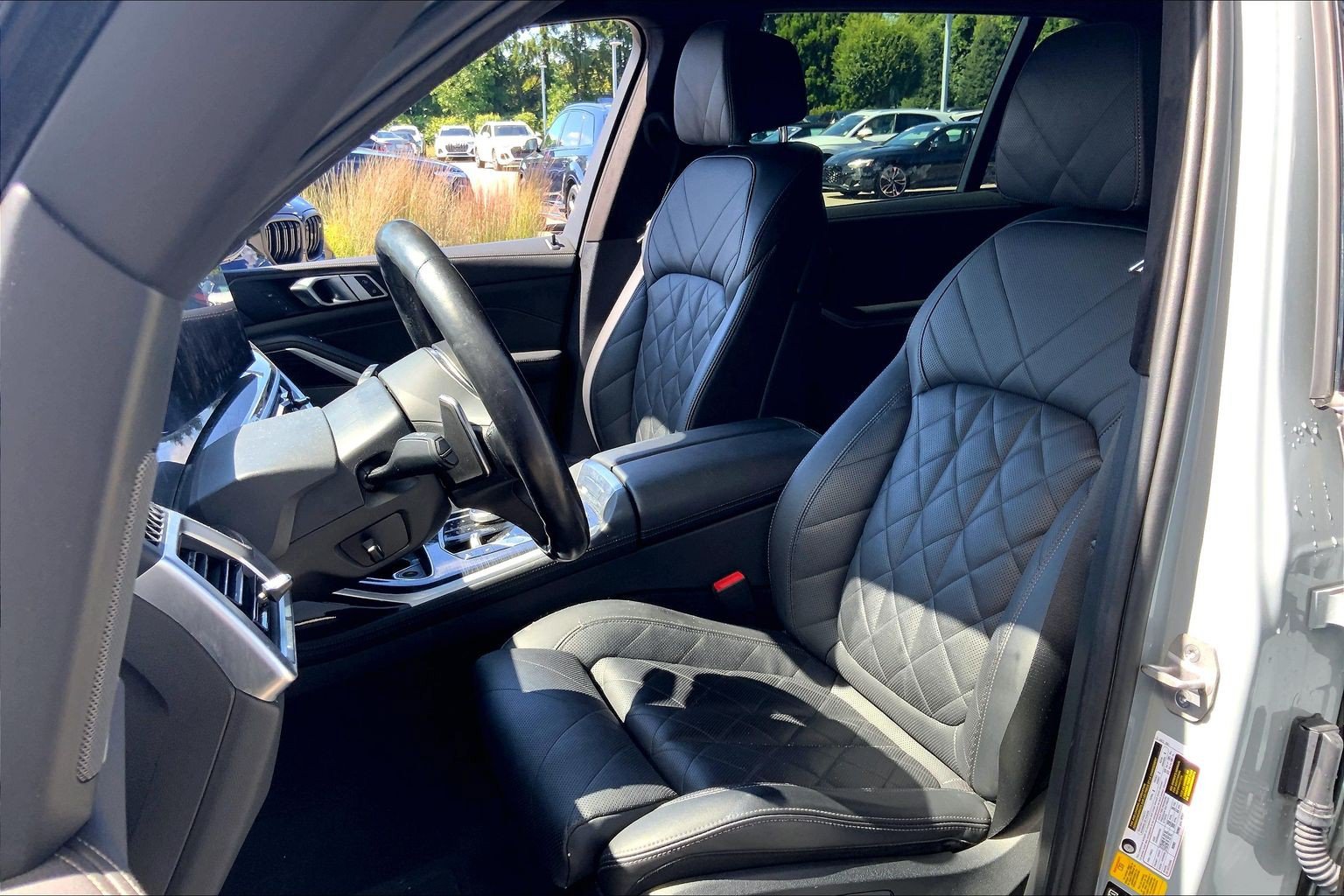 Used 2024 BMW X7 xDrive40i w/ M Sport Package AWD/4WD image 5