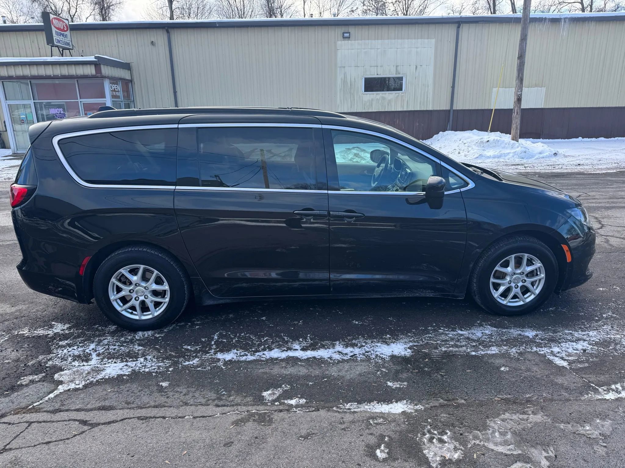 Used 2020 Chrysler Voyager Lxi image 4