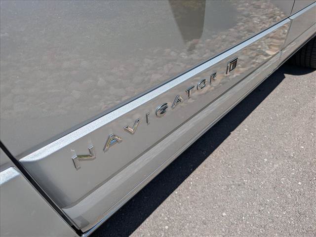 Used 2012 Lincoln Navigator L 4WD image 10