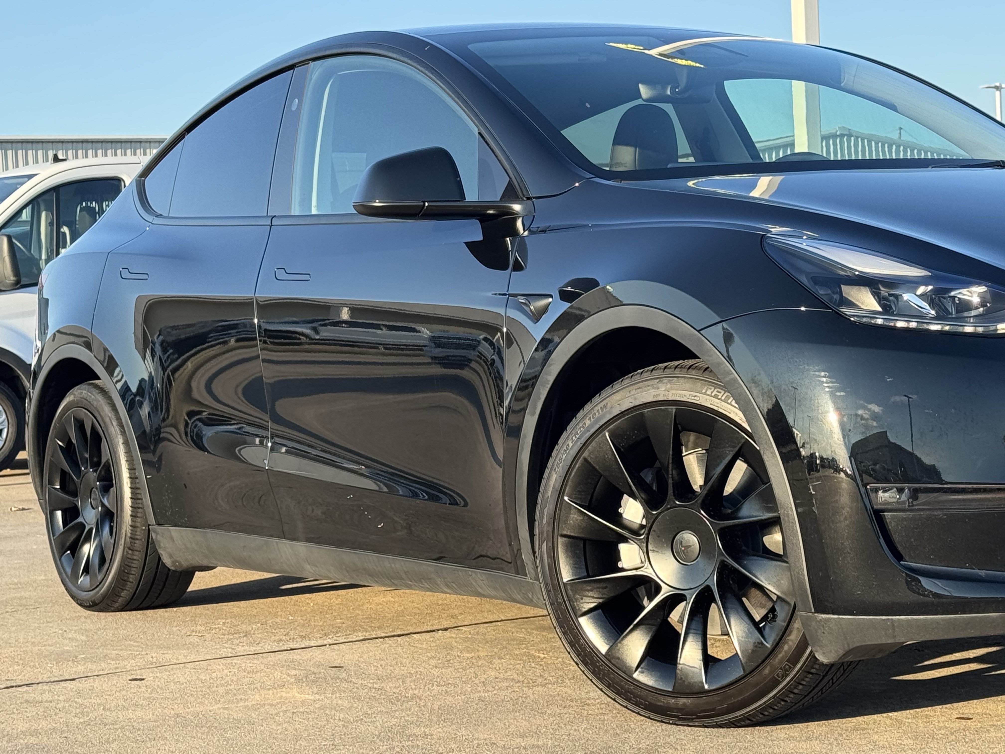 Used 2023 Tesla Model Y Long Range AWD/4WD image 3