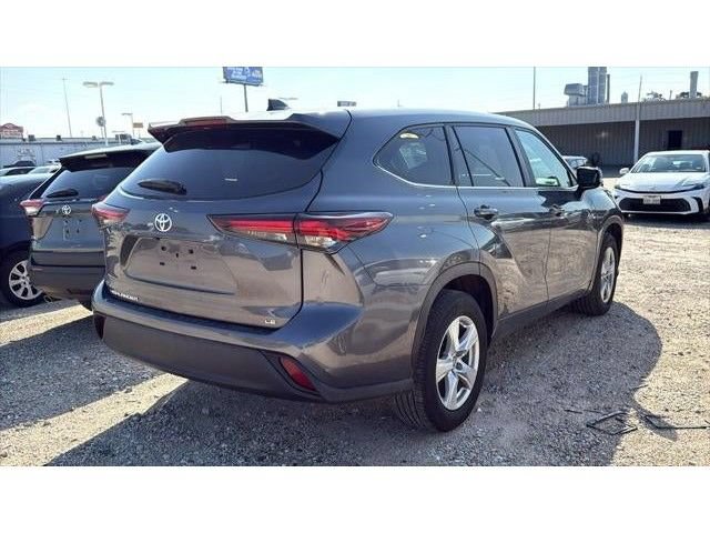 Used 2024 Toyota Highlander LE FWD image 4