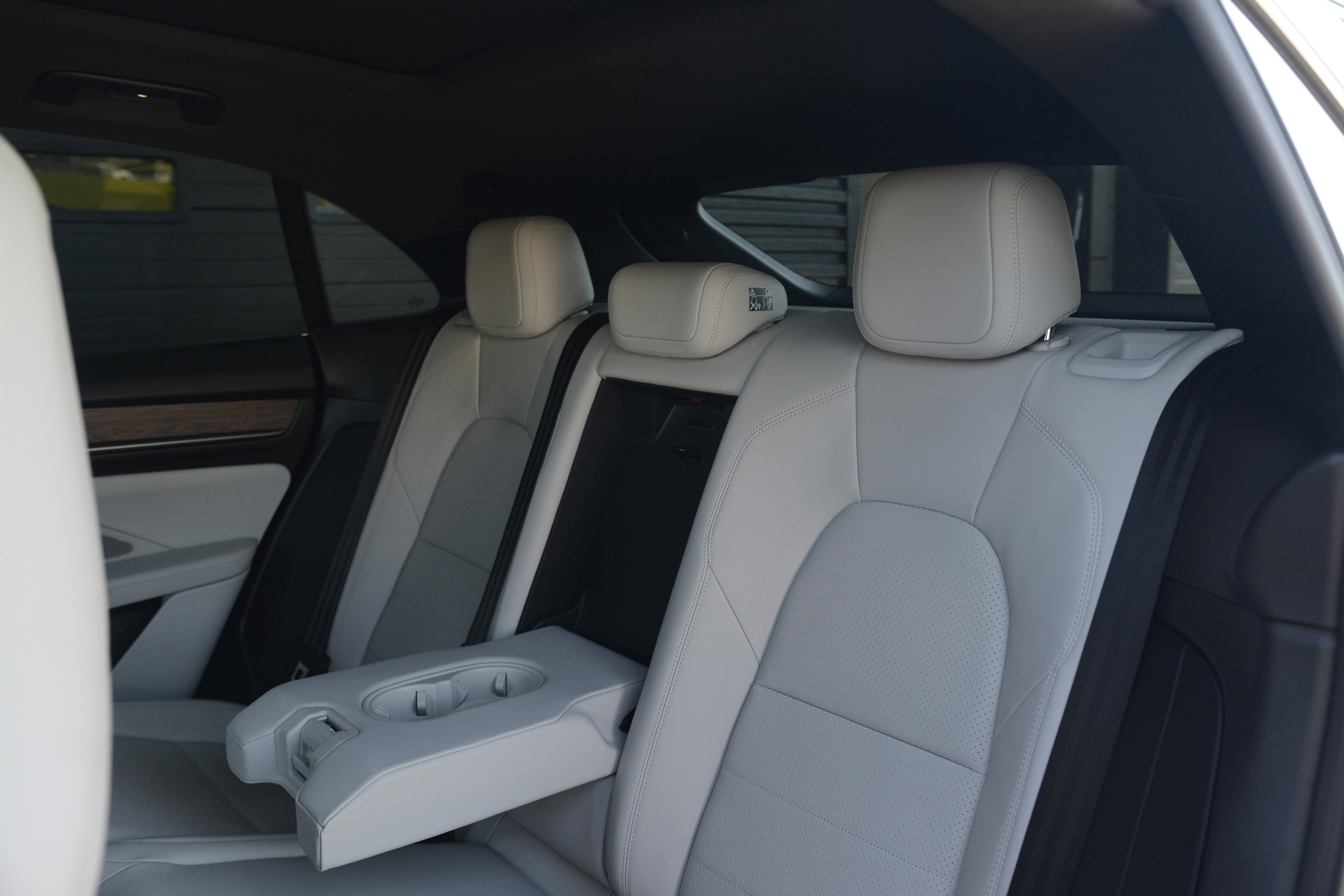 Certified 2025 Porsche Macan 4S Electric AWD/4WD image 30