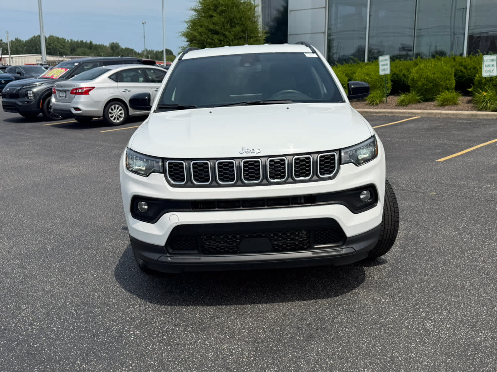 Used 2024 Jeep Compass Latitude AWD/4WD image 2