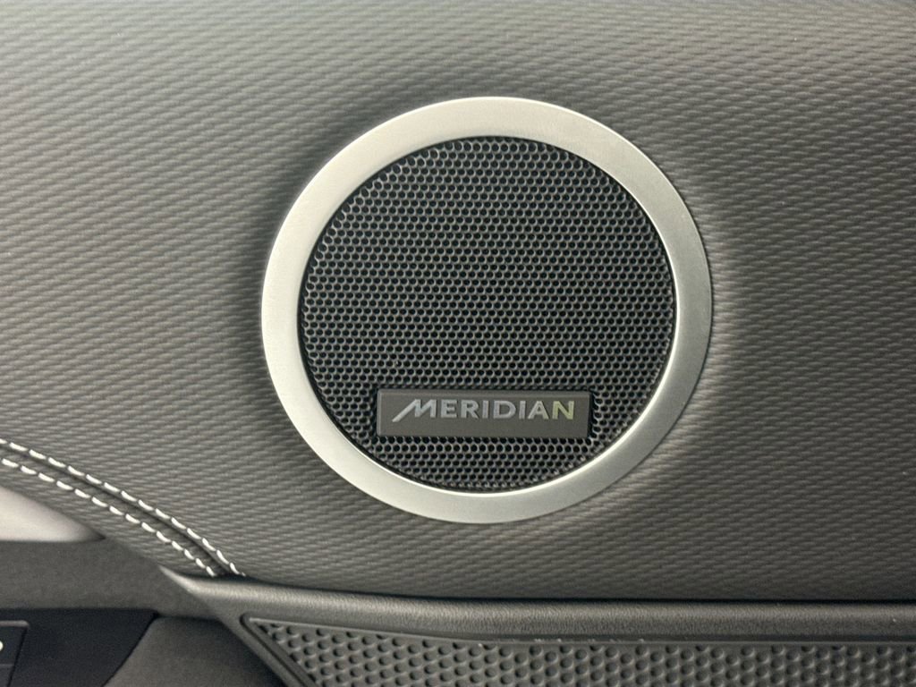Certified 2024 Land Rover Discovery Dynamic SE image 18