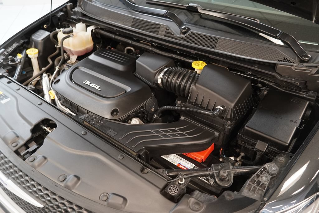 Used 2019 Chrysler Pacifica Touring-L FWD image 17