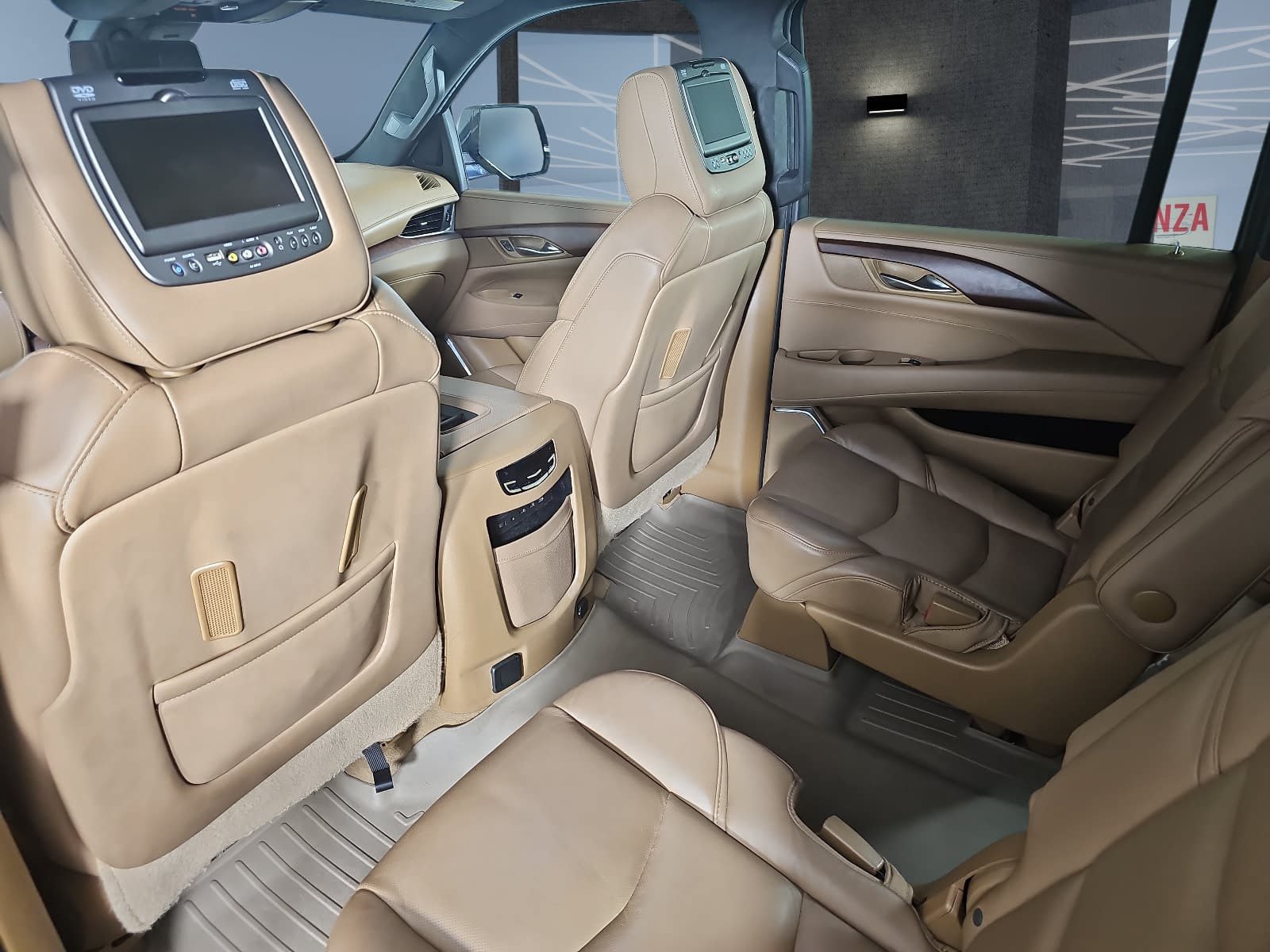 Used 2017 Cadillac Escalade ESV Platinum AWD/4WD image 11