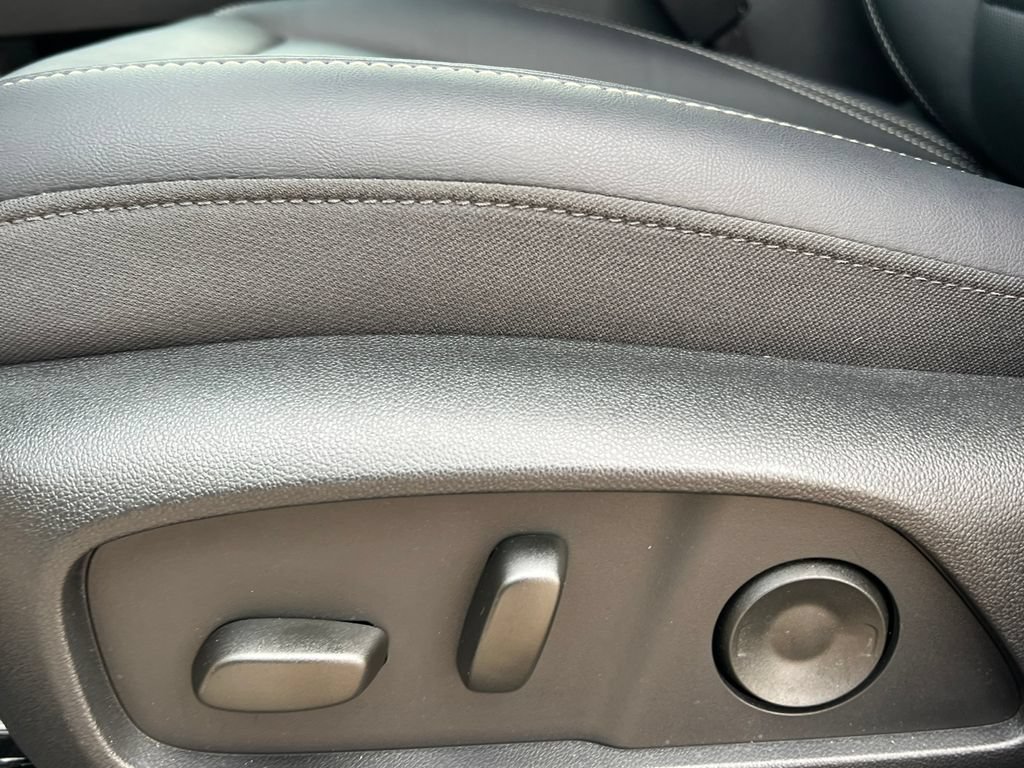 Used 2025 GMC Terrain Elevation w/ Elevation Premium Package AWD/4WD image 12