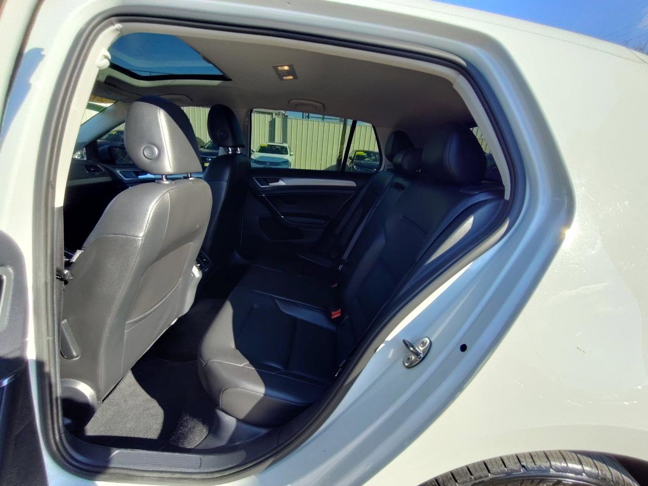 Used 2016 Volkswagen Golf SE image 36