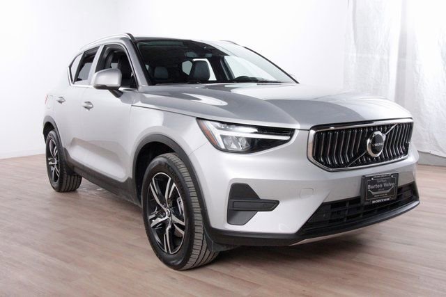 Certified 2025 Volvo XC40 B5 Core image 3