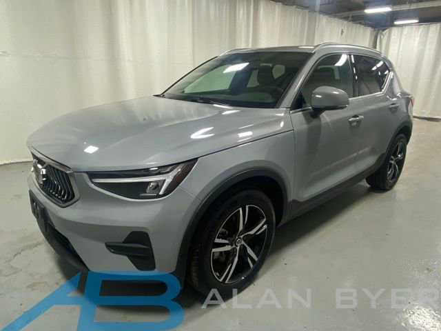 Used 2025 Volvo XC40 B5 Core AWD/4WD image 1