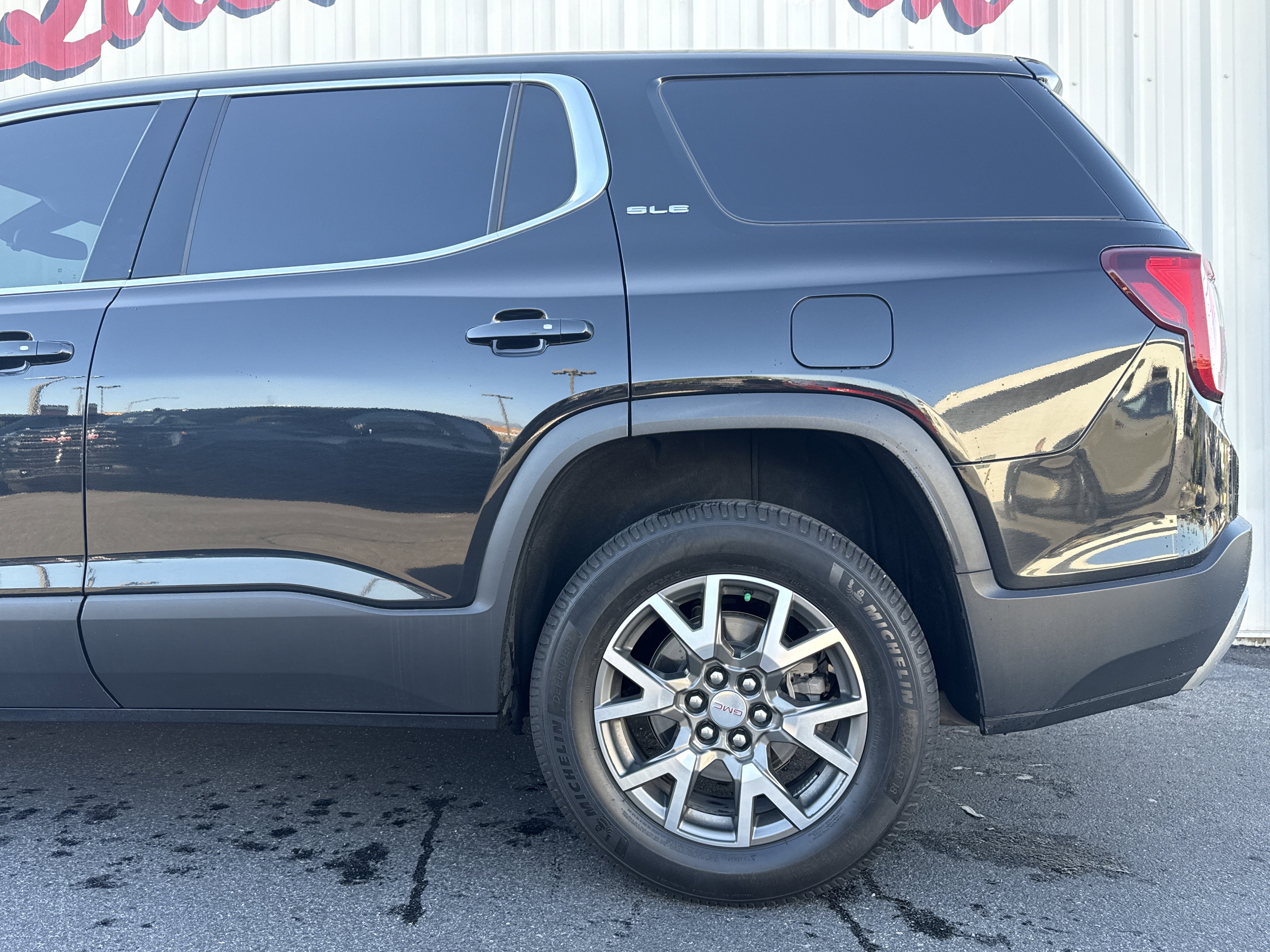 Used 2023 GMC Acadia SLE image 2