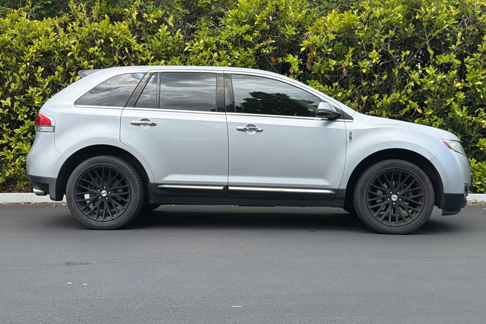 Used 2012 Lincoln MKX AWD image 3