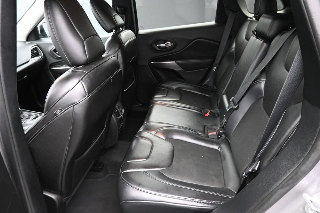 Used 2019 Jeep Cherokee Latitude Plus AWD/4WD image 12