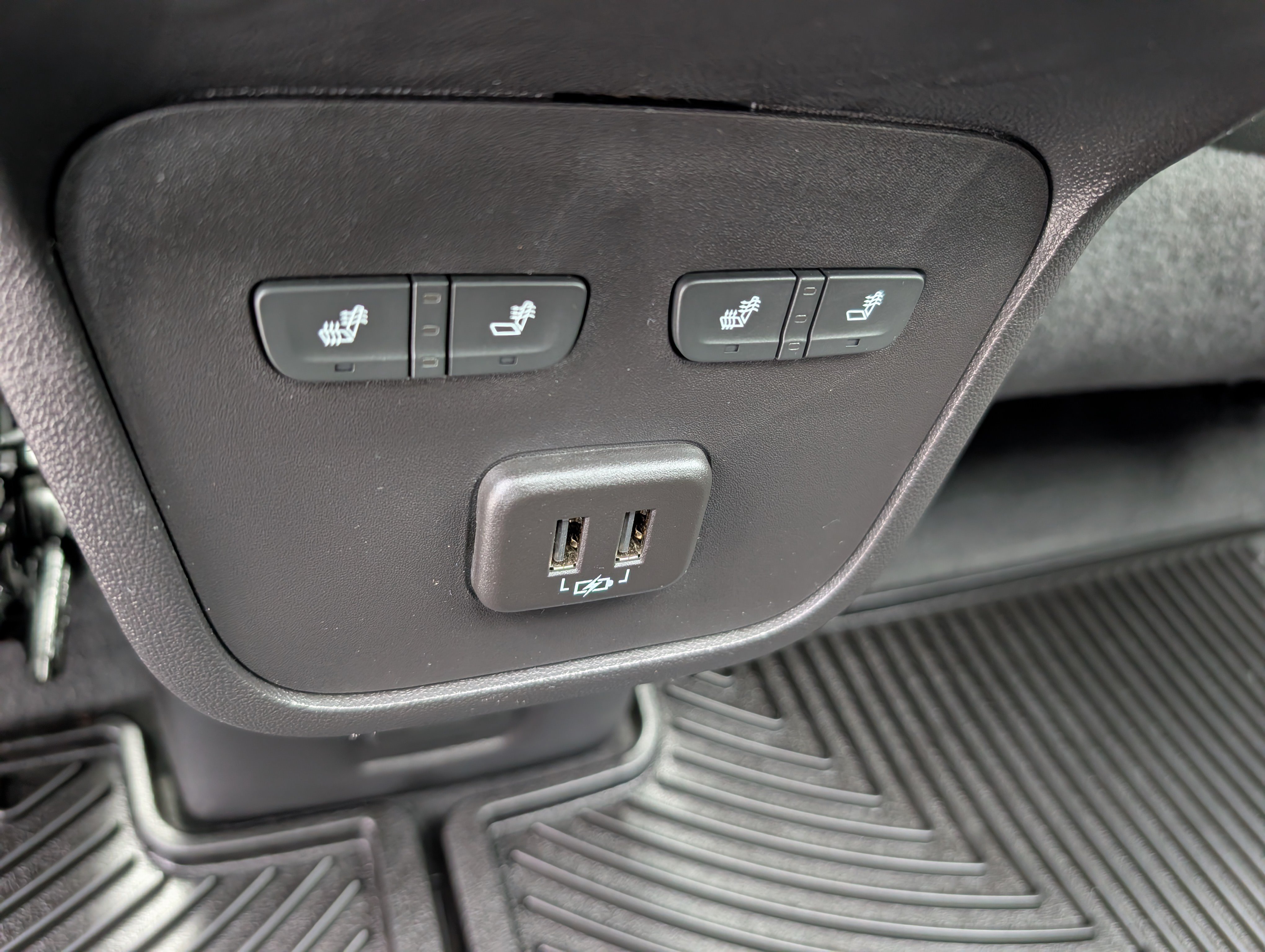 Used 2024 Chevrolet Equinox Premier AWD/4WD image 16
