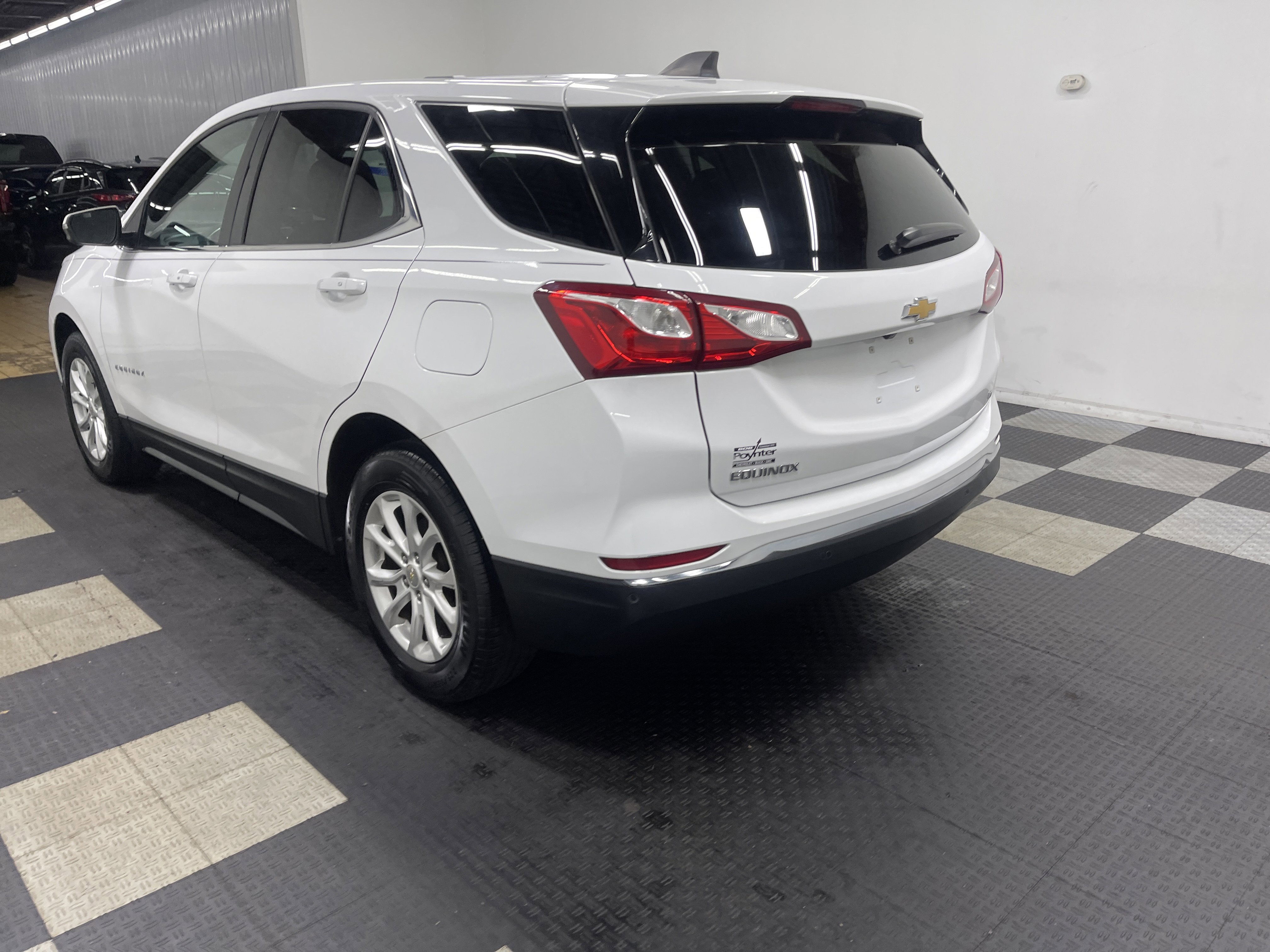 Used 2019 Chevrolet Equinox LT FWD image 2