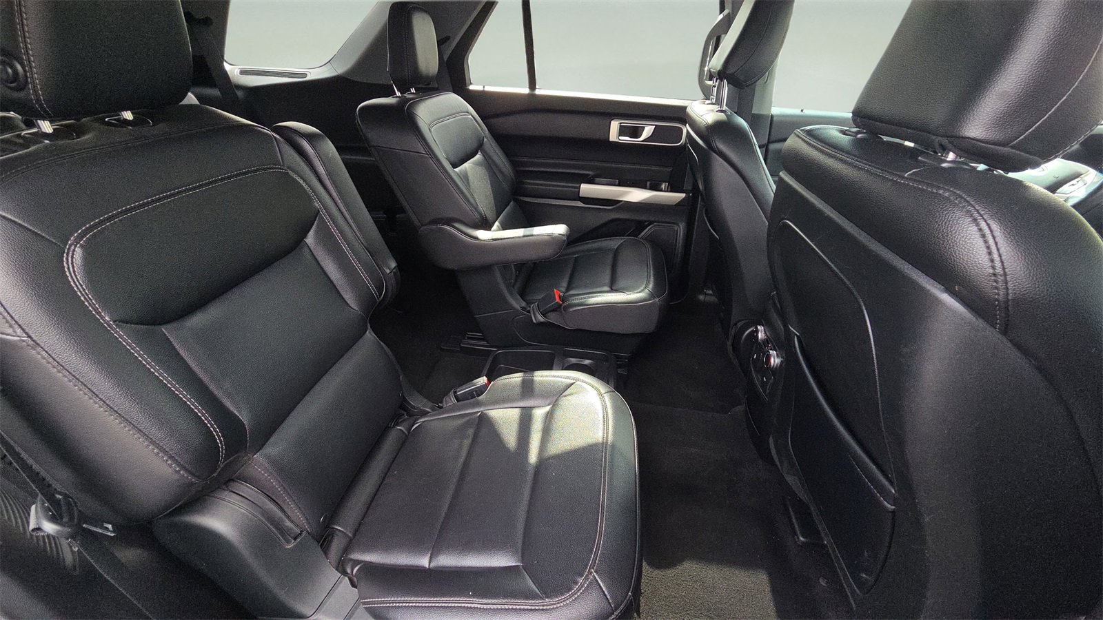 Used 2020 Ford Explorer XLT w/ Equipment Group 202A image 17