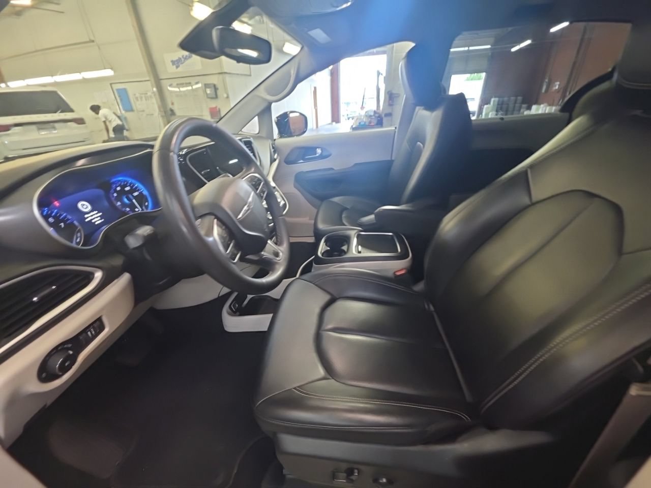 Used 2024 Chrysler Pacifica Touring-L FWD image 10