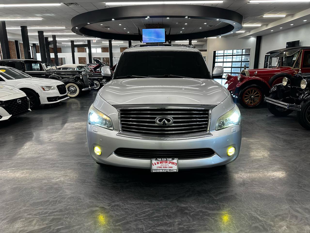 Used 2011 INFINITI QX56 4WD w/ Deluxe Touring Pkg image 2