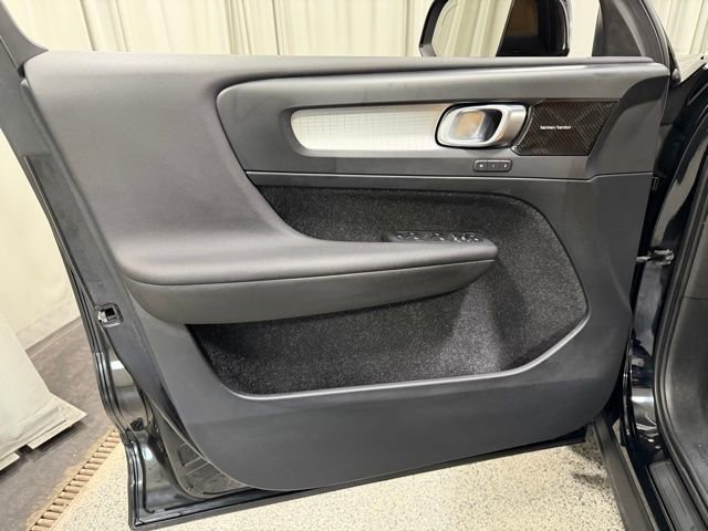 Used 2019 Volvo XC40 T5 Momentum image 19