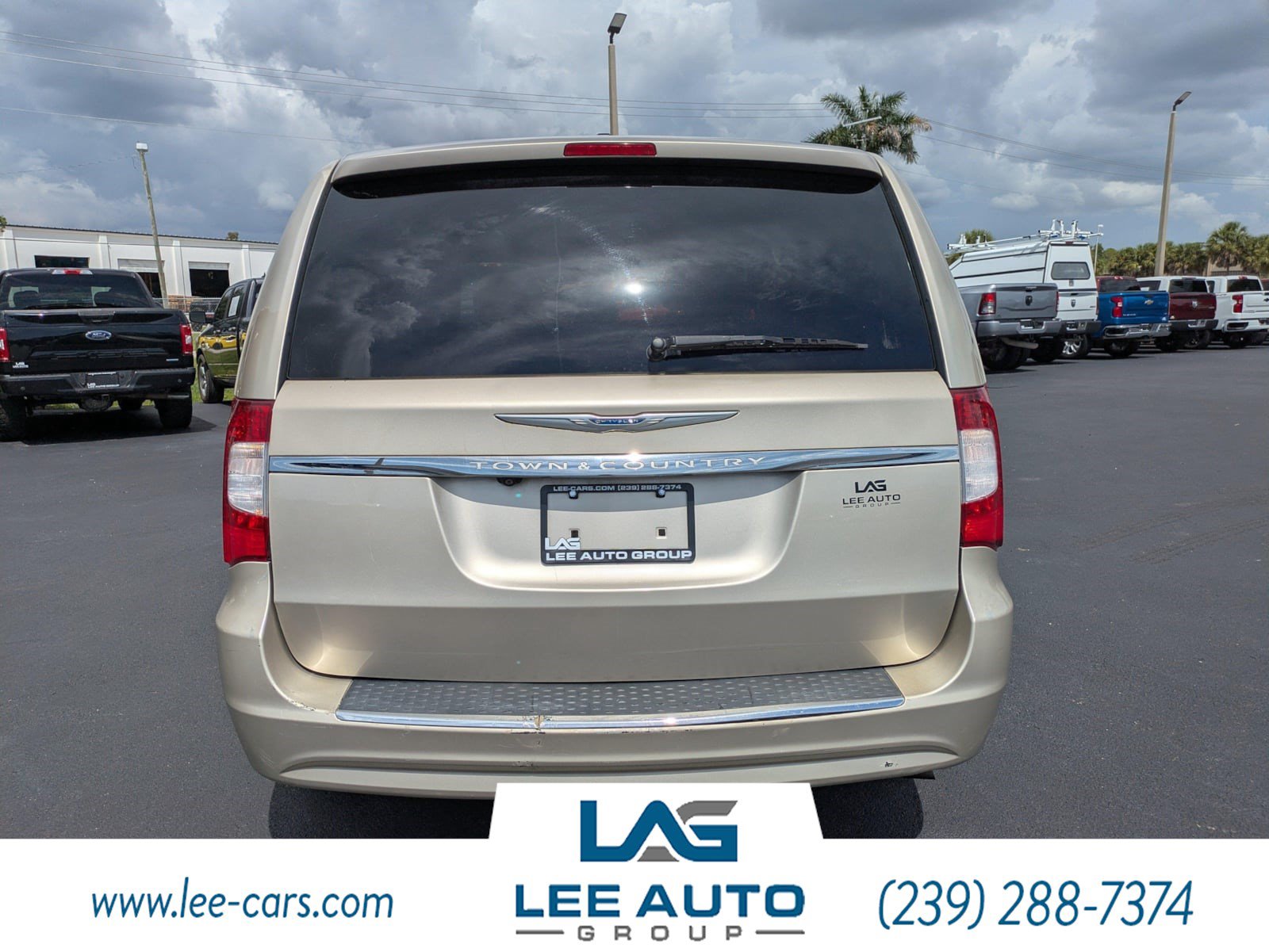 Used 2014 Chrysler Town & Country Touring w/ Driver Convenience Group FWD image 4