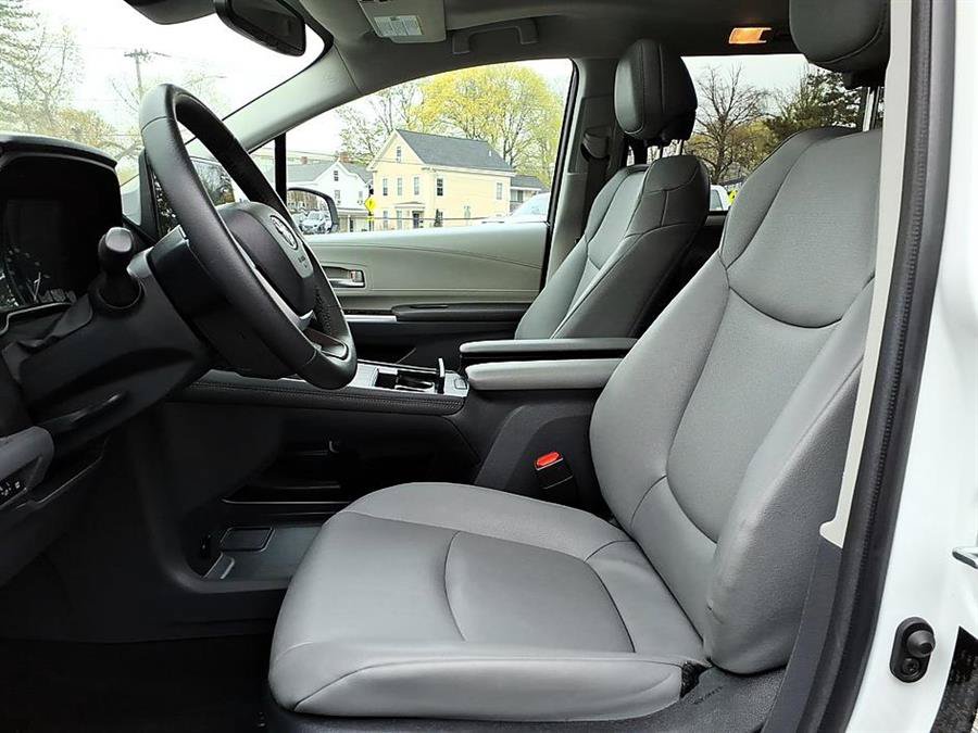 Used 2024 Toyota Sienna XLE w/ XLE Plus Package AWD/4WD image 19
