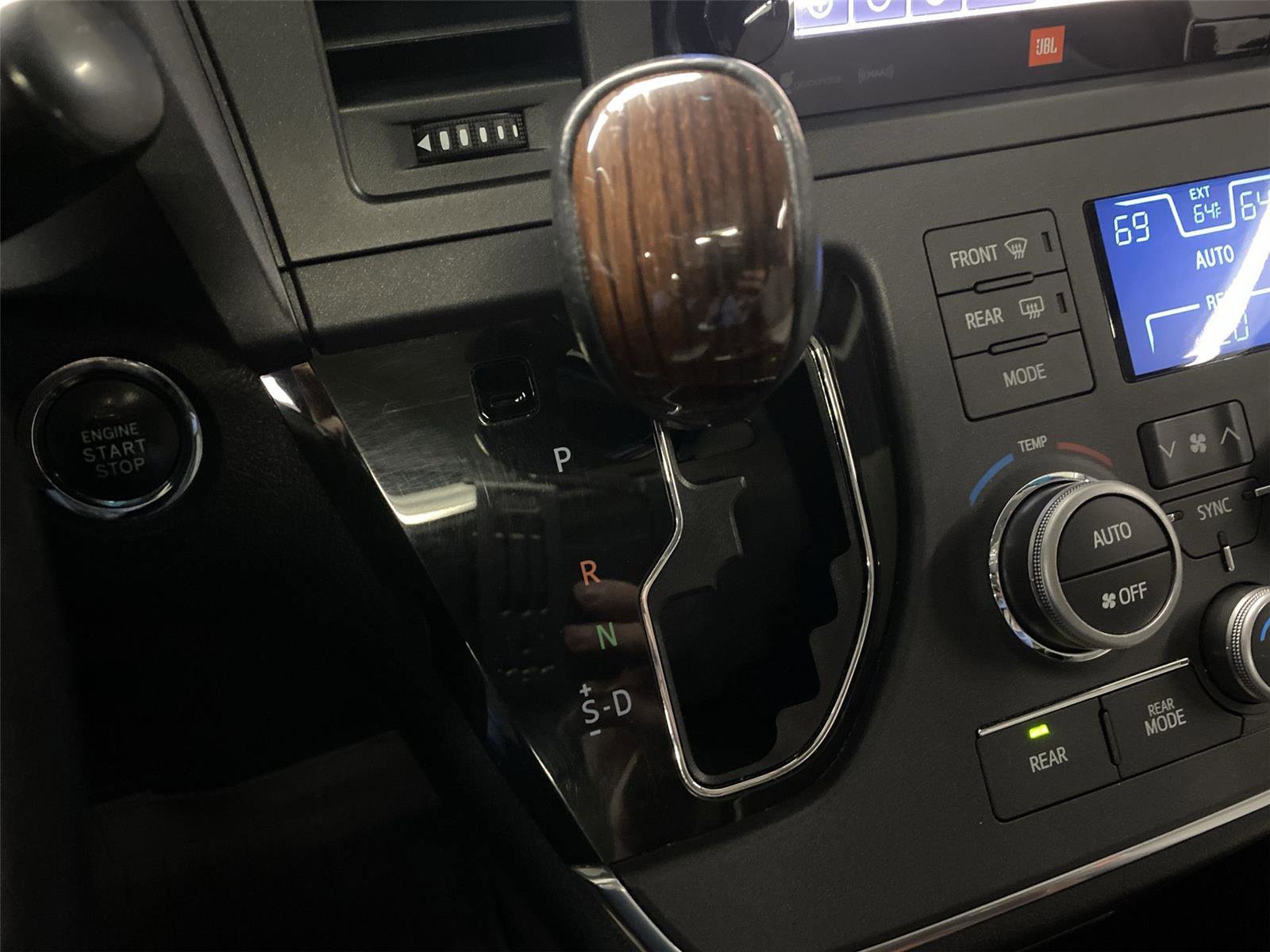 Used 2017 Toyota Sienna Limited Premium image 27