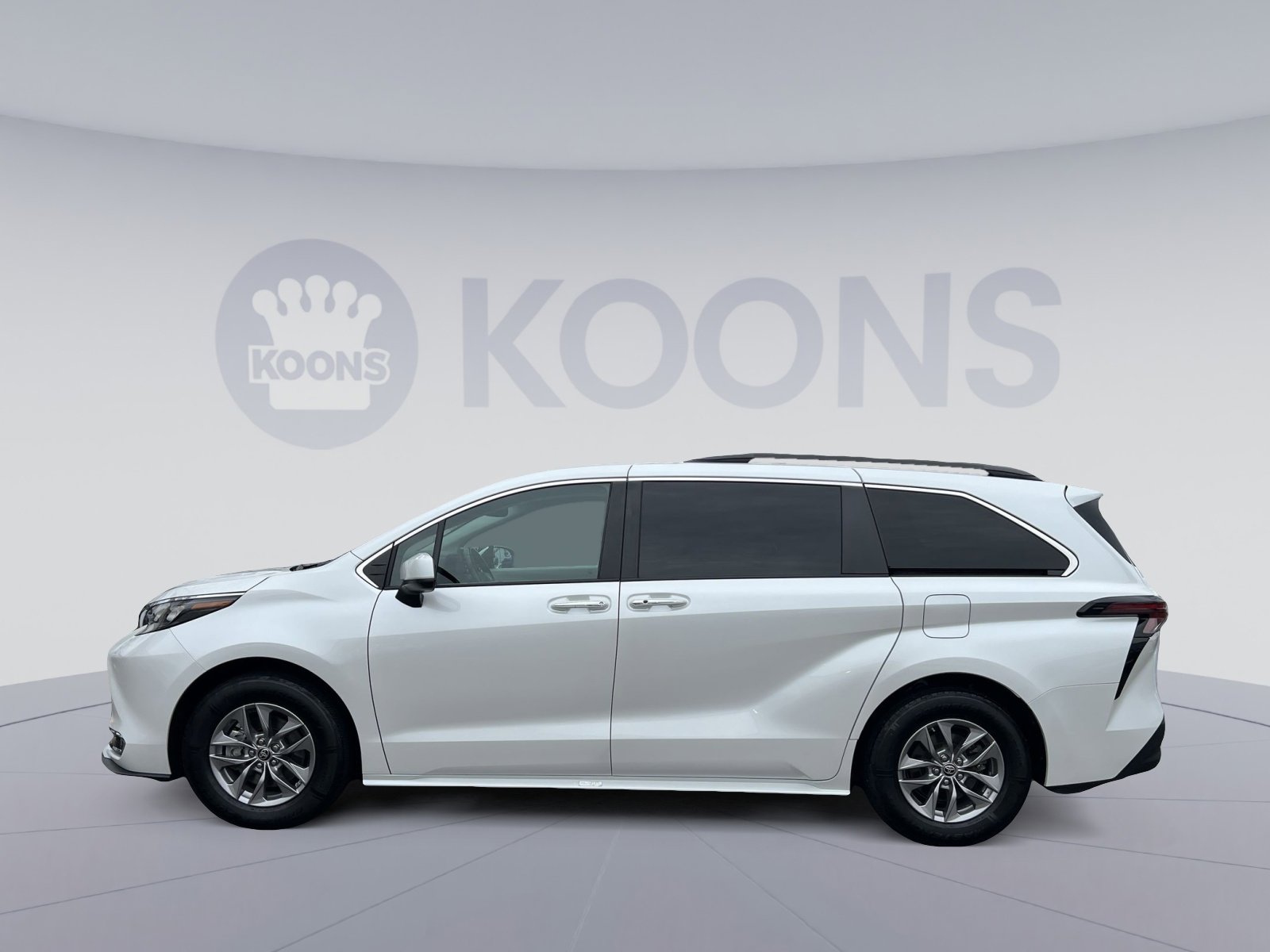Used 2024 Toyota Sienna XLE image 2