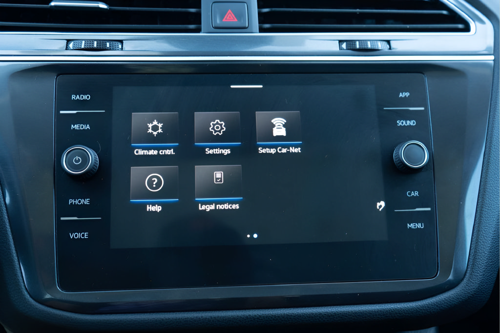 Used 2022 Volkswagen Tiguan SE w/ Panoramic Sunroof Package FWD image 23