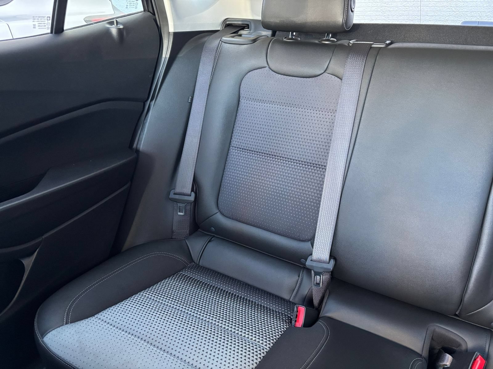 Used 2025 Chevrolet Trax LT FWD image 37