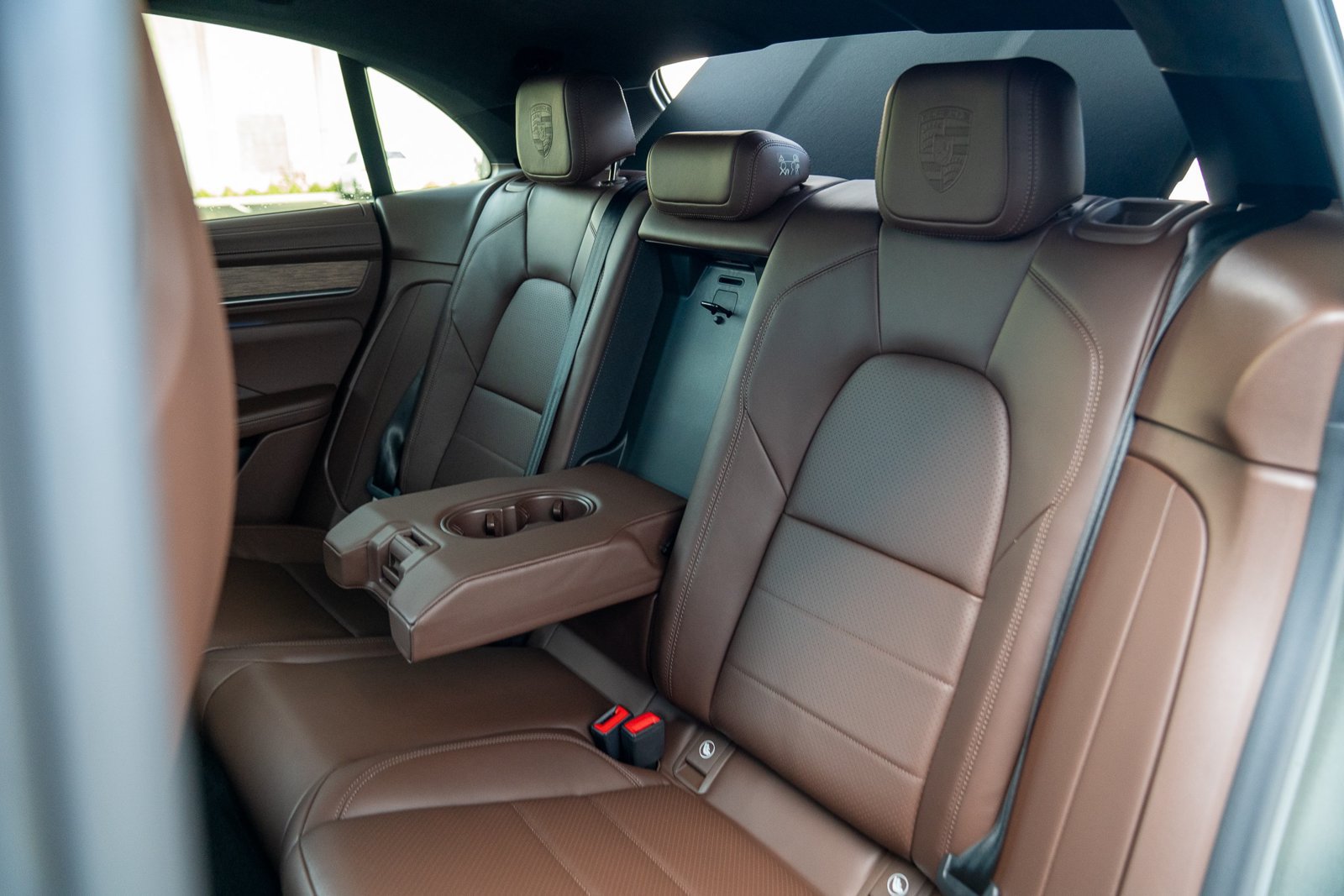 Certified 2025 Porsche Macan Turbo Electric AWD/4WD image 23