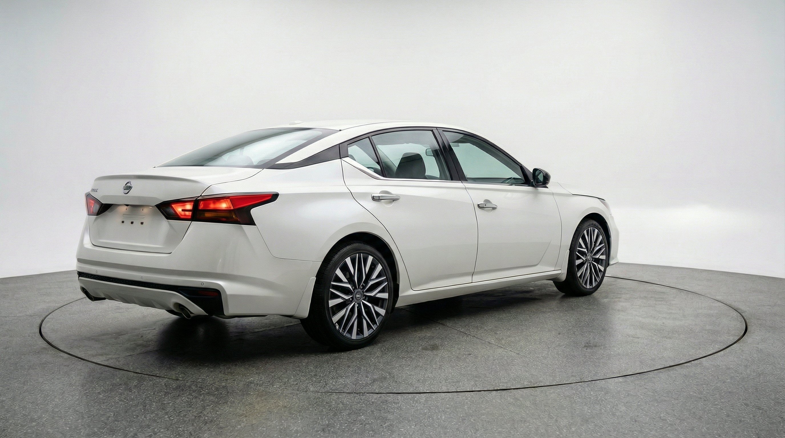 Used 2025 Nissan Altima 2.5 SV FWD image 9