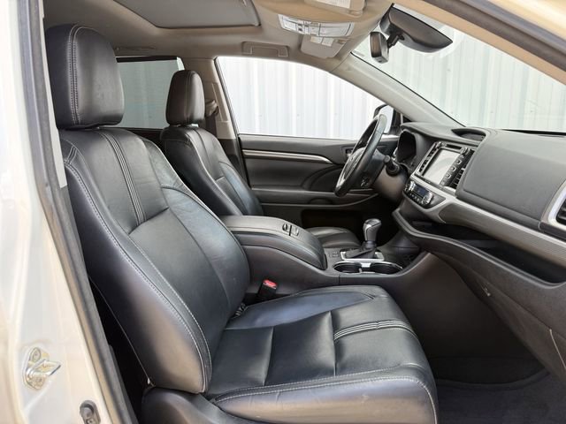 Used 2017 Toyota Highlander SE w/ Carpet Mat Package AWD/4WD image 29