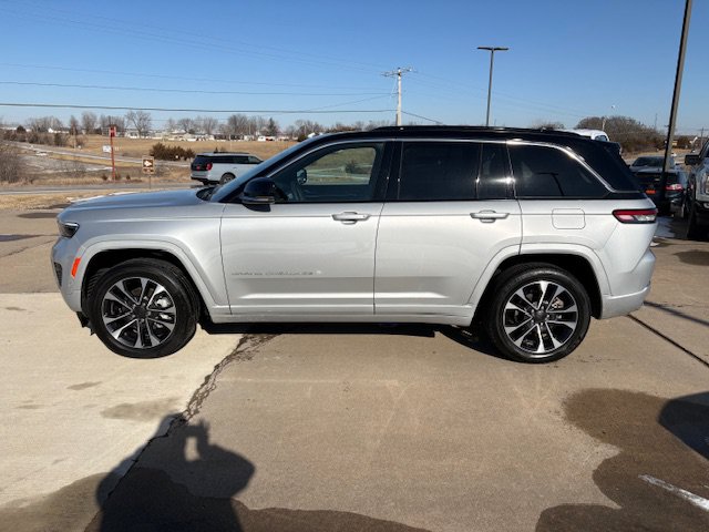Used 2024 Jeep Grand Cherokee Overland AWD/4WD image 6