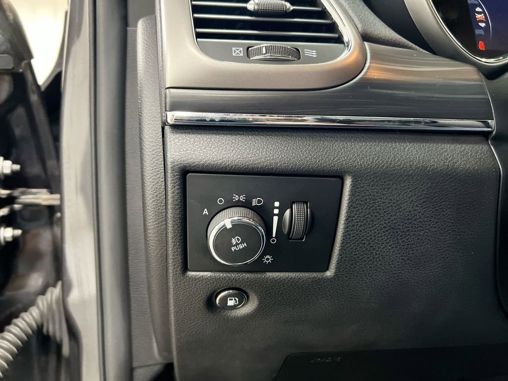 Used 2021 Jeep Grand Cherokee Limited AWD/4WD image 19