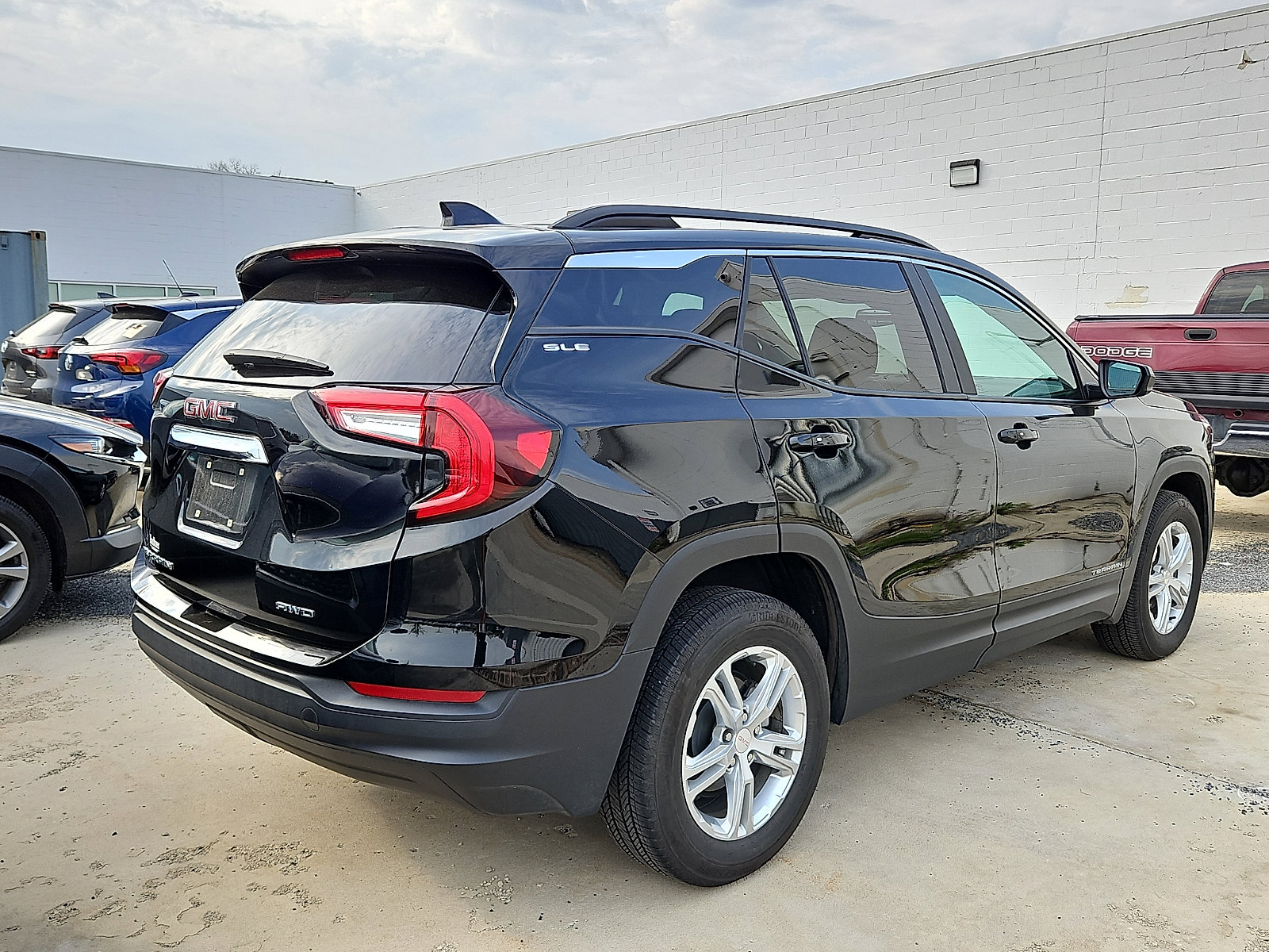 Used 2023 GMC Terrain SLE w/ Driver Convenience Package image 8