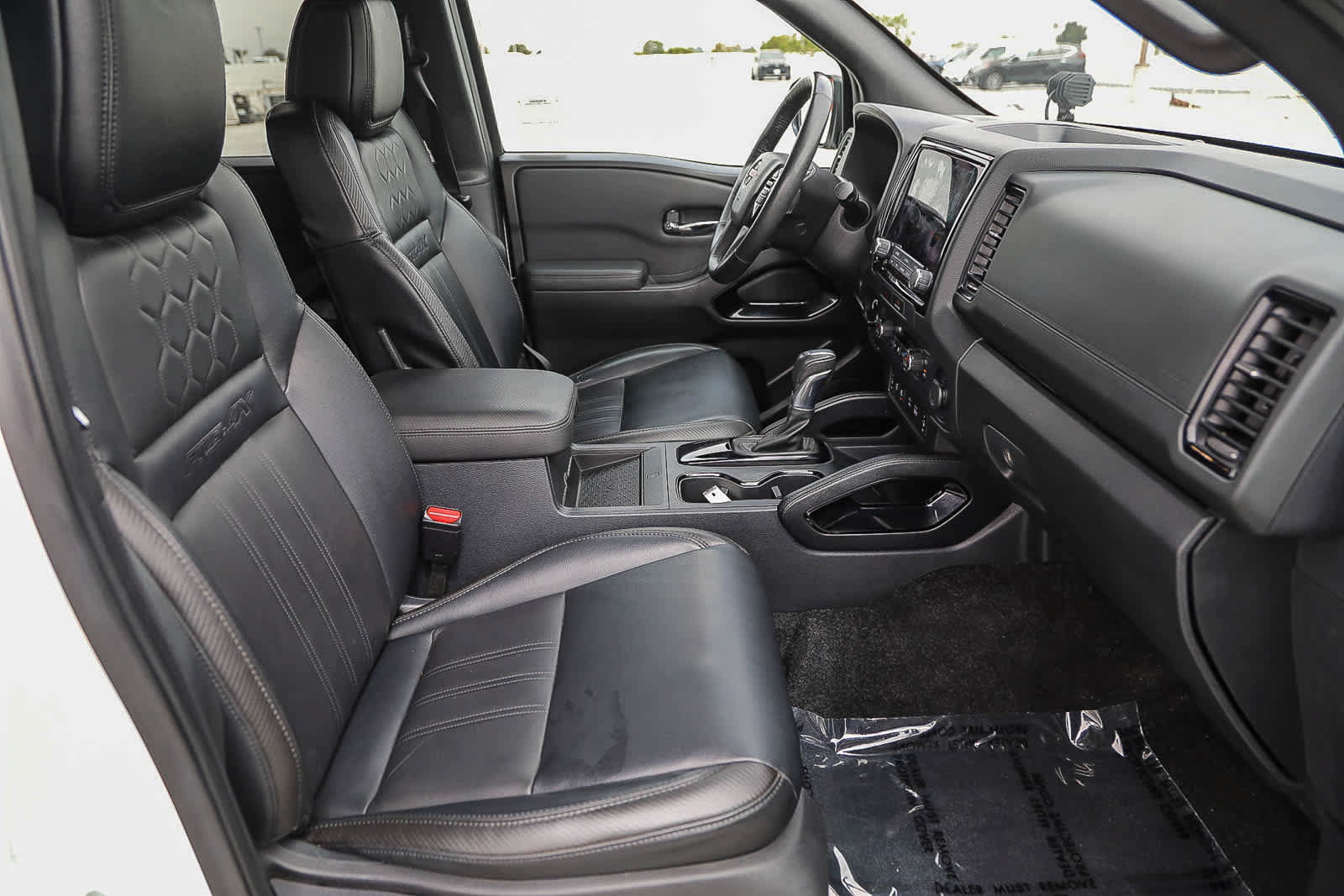 Used 2022 Nissan Frontier PRO-4X w/ Pro-4X Premium Package AWD/4WD image 16