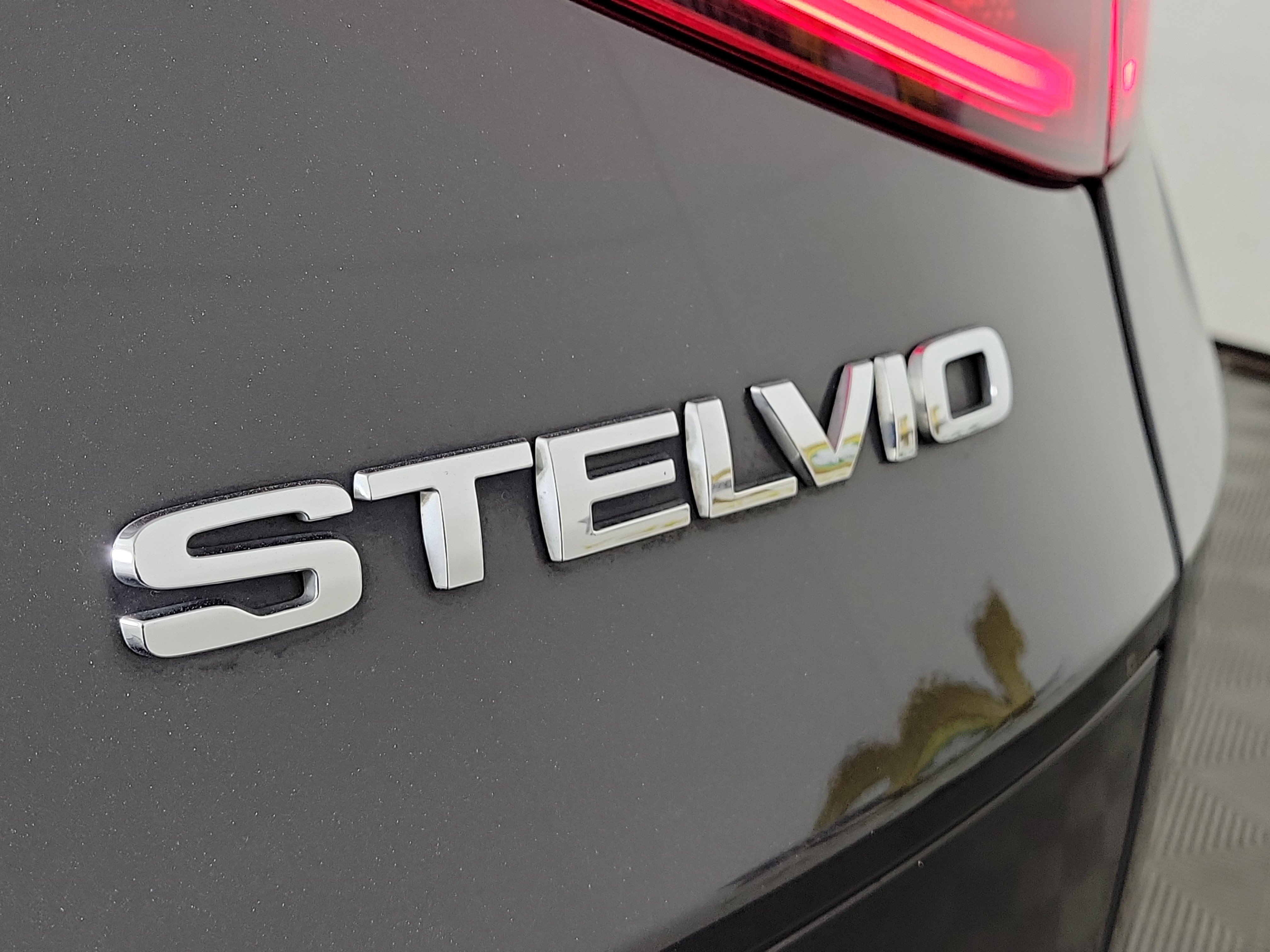 Used 2019 Alfa Romeo Stelvio Ti Lusso w/ Quick Order Package 22X Lusso image 25