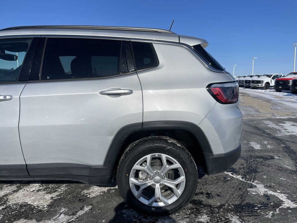 Used 2024 Jeep Compass Latitude image 34