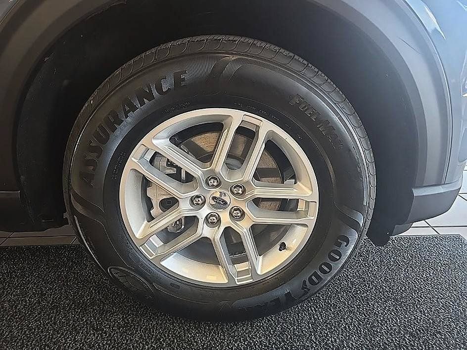 Used 2025 Ford Explorer Active AWD/4WD image 41