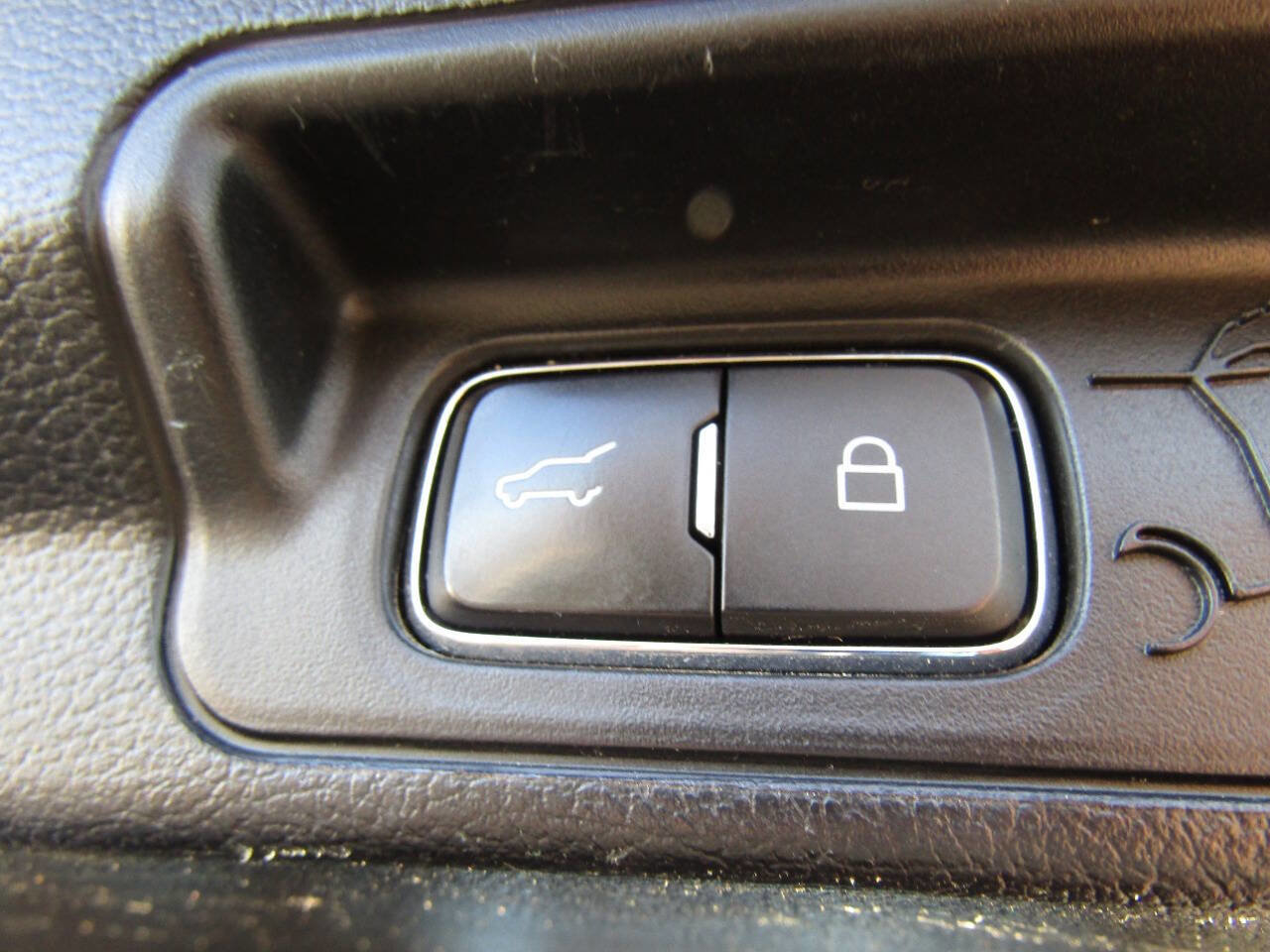 Used 2020 Ford Explorer XLT w/ Equipment Group 202A image 22