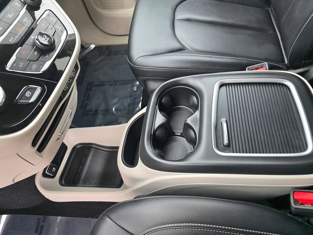 Used 2024 Chrysler Pacifica Touring-L image 32