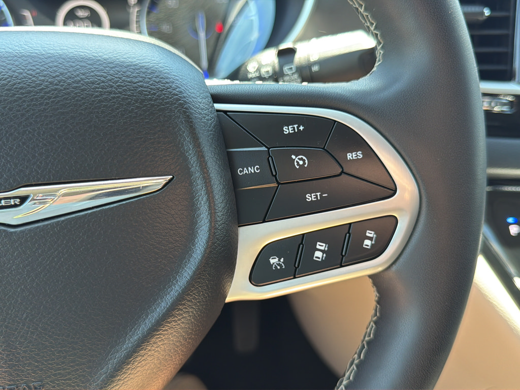 Used 2024 Chrysler Pacifica Touring-L FWD image 21
