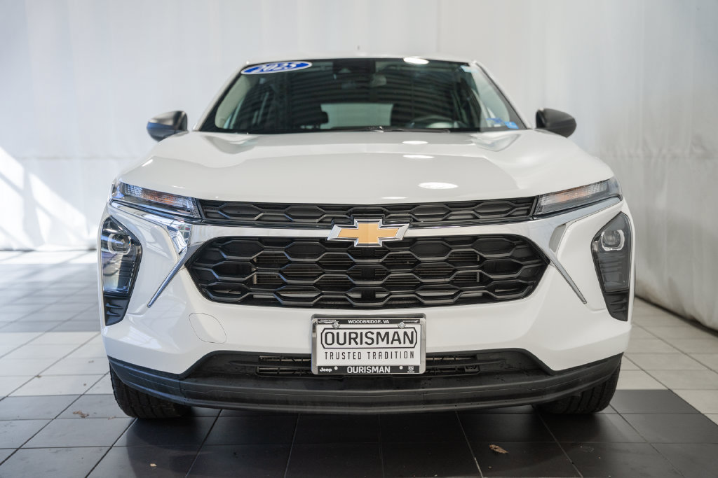 Used 2025 Chevrolet Trax LS FWD image 2