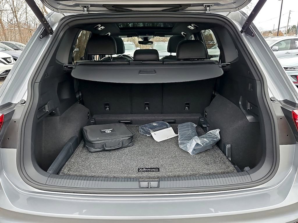 Certified 2022 Volkswagen Tiguan SE R-Line image 32