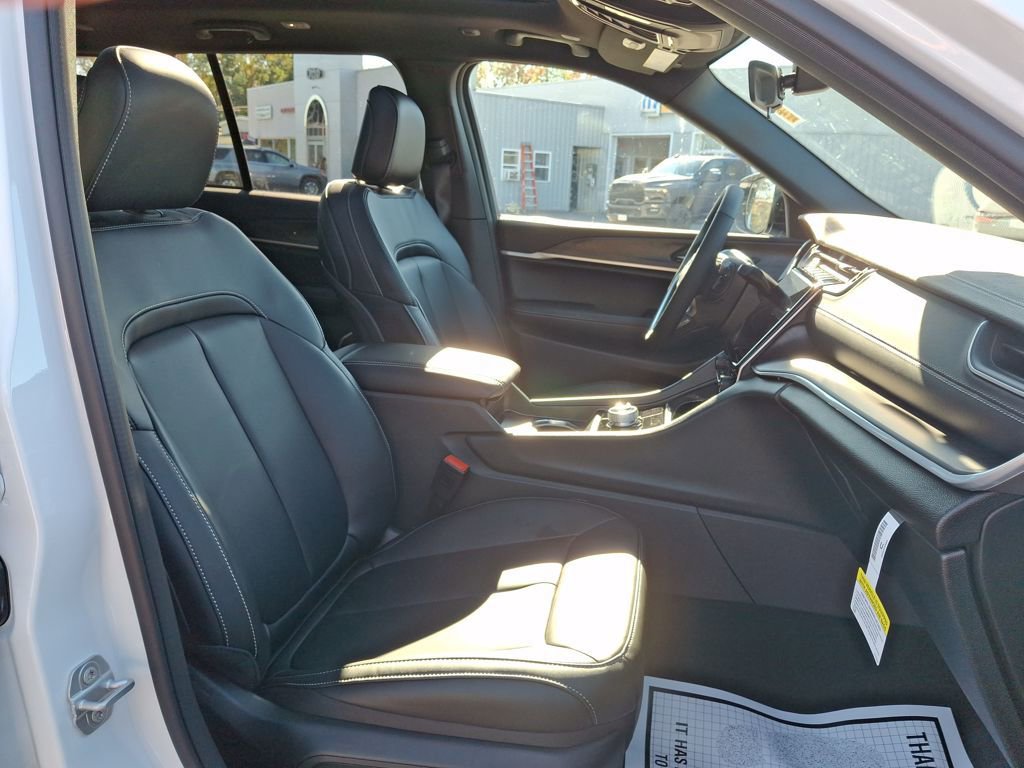 New 2025 Jeep Grand Cherokee Limited w/ Black Appearance Package image 12