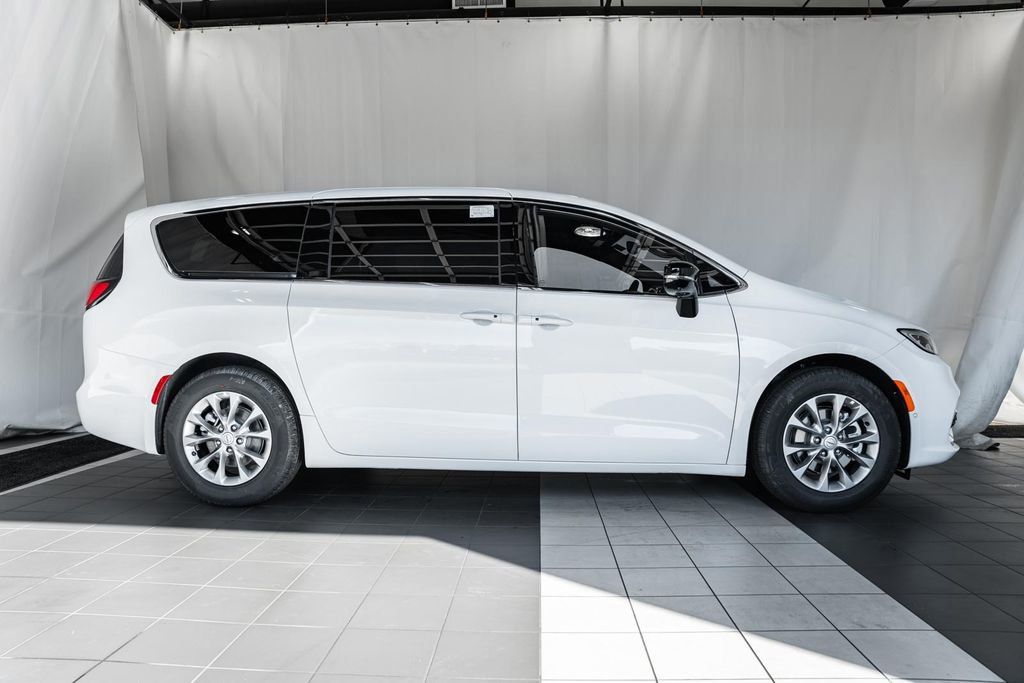 New 2026 Chrysler Pacifica Limited w/ Uconnect Theater Family Group image 3