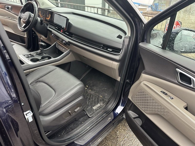 Used 2025 Kia Carnival EX image 8