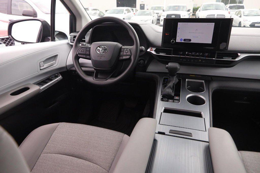 Used 2025 Toyota Sienna LE AWD/4WD image 25